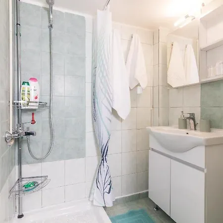 F & B Collection - Flat For 3 *