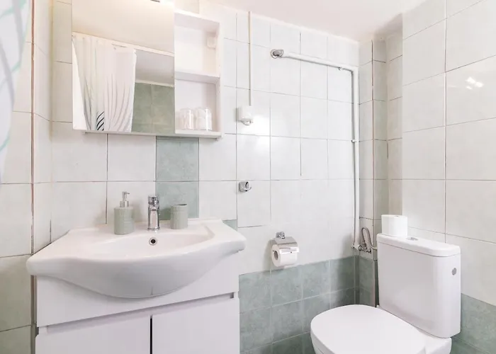 F & B Collection - Flat For 3 *