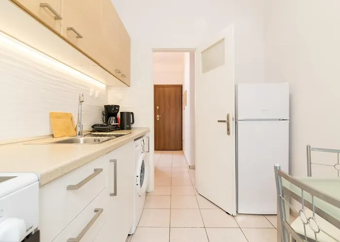 F & B Collection - Flat For 3 *