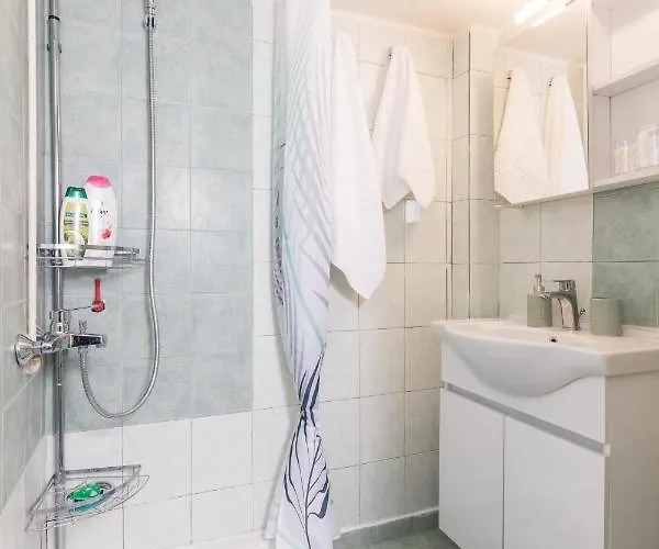 F & B Collection - Flat For 3 *