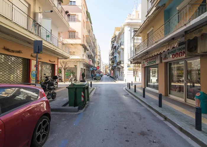 F & B Collection - Flat For 3 *